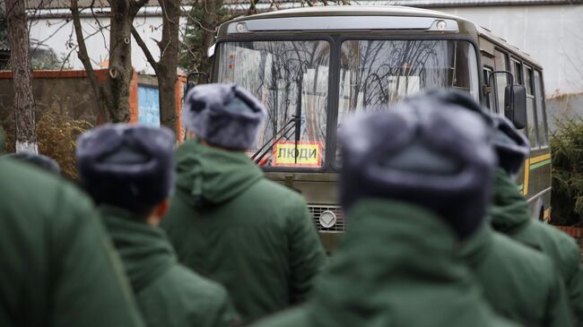 Призывники перед отправкой на военную службу у сборного пункта в Краснодарском крае