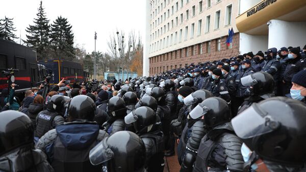 Сотрудники правоохранительных органов у входа в здание парламента Молдавии 