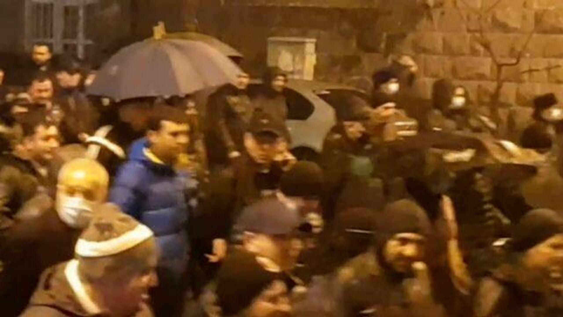 Шествие с музыкой и под дождем: новые протесты в Ереване  - РИА Новости, 1920, 16.12.2020