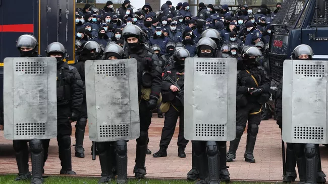 Сотрудники правоохранительных органов у входа в здание парламента Молдавии