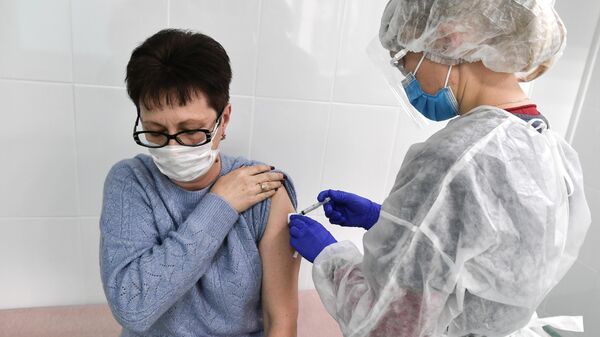 Медицинский работник во время вакцинации населения в Симферополе
