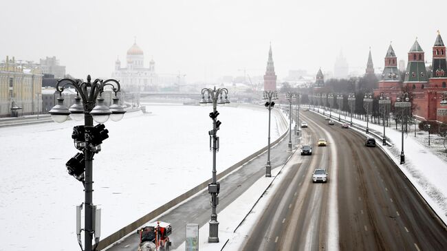 Автомобильное движение на Кремлевской набережной в Москве