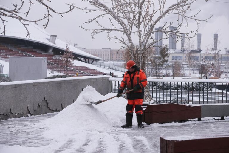 Снег в Москве 