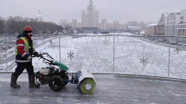 Снег в Москве 