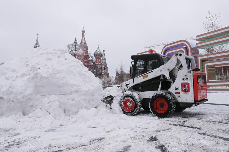 Снег в Москве 