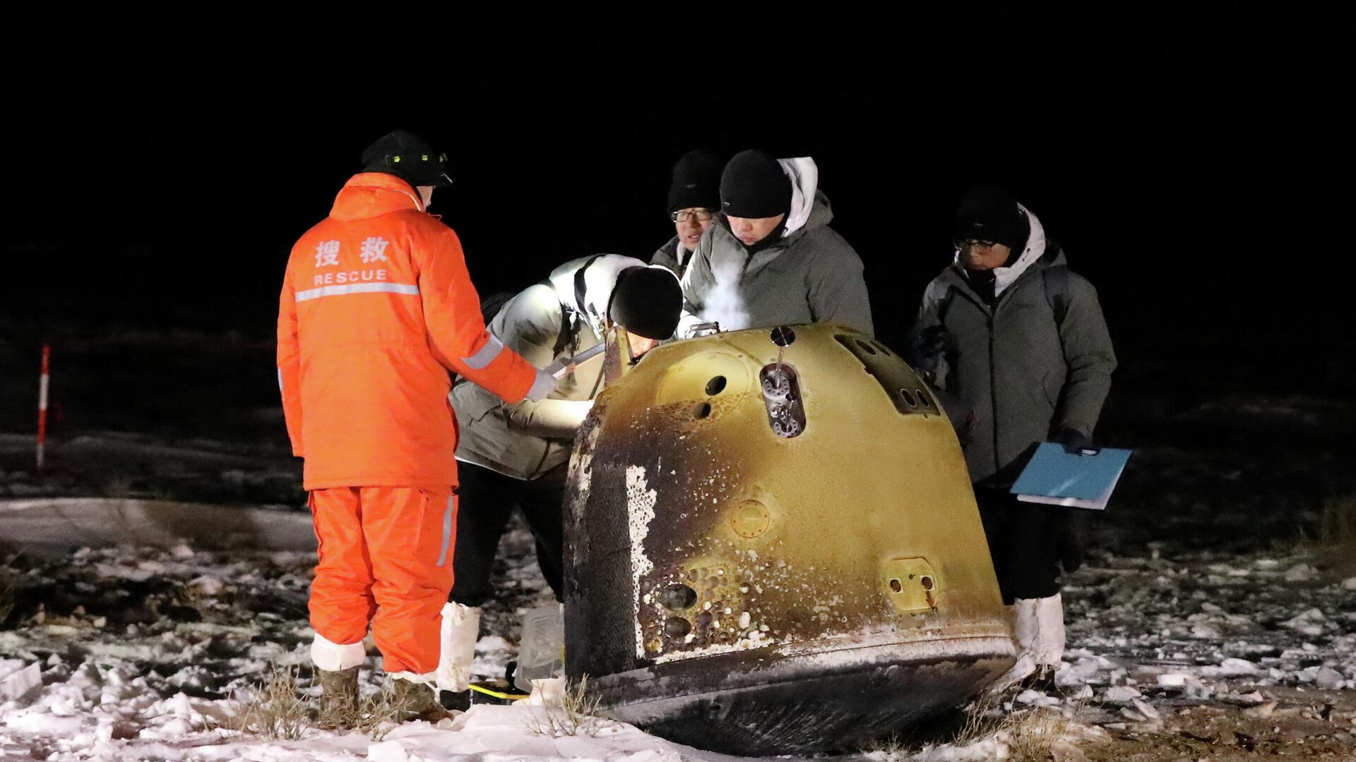 Капсула китайского зонда Чанъэ-5 с образцами лунного грунта после приземления - РИА Новости, 1920, 16.12.2020