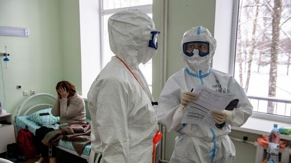 Медицинские работники во время обхода в госпитале для лечения больных COVID-19 в Тверской областной больнице