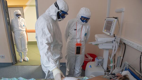 Медицинские сотрудники во время обхода в госпитале для лечения больных COVID-19 в Тверской областной больнице