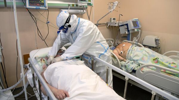 Медицинский работник в отделении реанимации и интенсивной терапии в госпитале для лечения больных COVID-19 в Тверской областной больнице