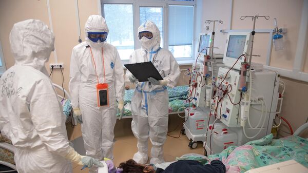 Медицинские работники во время обхода в госпитале для лечения больных COVID-19