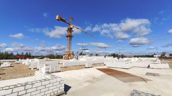 Стройка новой трехэтажной школы в селе Большой Хомутец Добровского района
