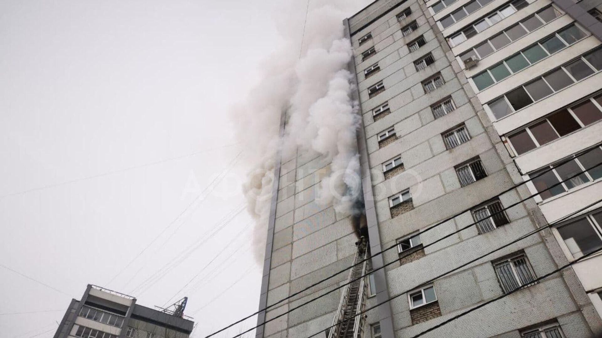 В центре Красноярска горит жилая высотка - РИА Новости, 17.12.2020