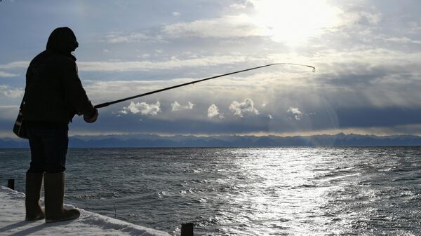 Рыбак на причале озера Байкал