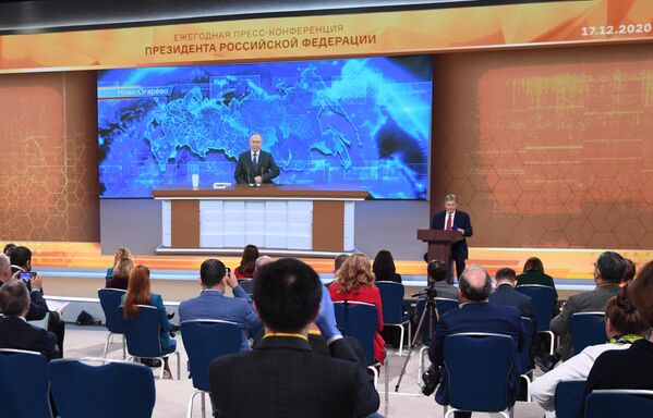 Президент России Владимир Путин в режиме видеоконференции участвует в ежегодной пресс-конференции 