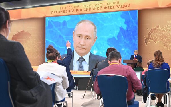 Президент России Владимир Путин в режиме видеоконференции участвует в ежегодной пресс-конференции в Центре международной торговли на Красной Пресне