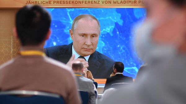 Президент России Владимир Путин в режиме видеоконференции участвует в ежегодной пресс-конференции в Центре международной торговли на Красной Пресне