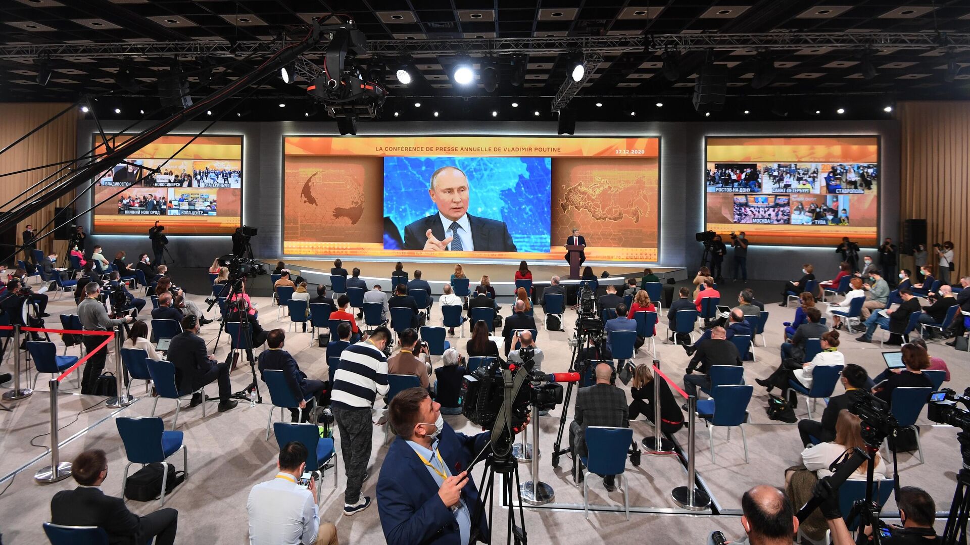 Президент России Владимир Путин в режиме видеоконференции участвует в ежегодной пресс-конференции - РИА Новости, 1920, 02.12.2021