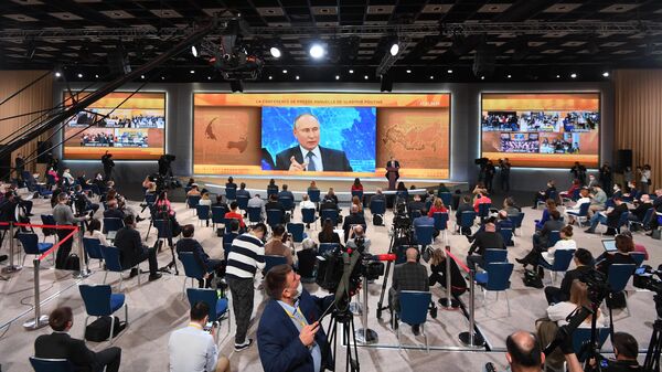 Президент России Владимир Путин в режиме видеоконференции участвует в ежегодной пресс-конференции