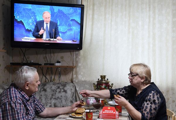 Пенсионеры пьют чай и смотрят прямую трансляцию ежегодной большой пресс-конференции президента РФ Владимира Путина в Казани