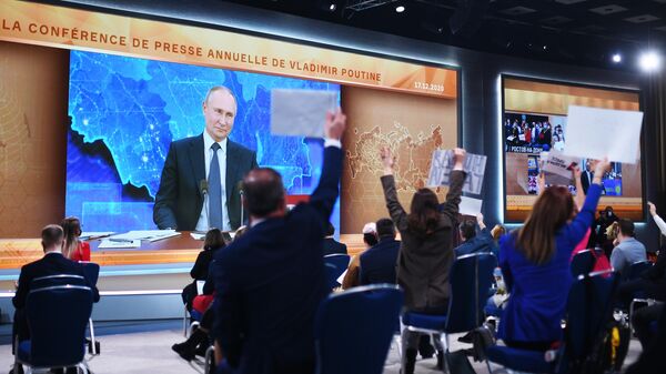 Президент России Владимир Путин в режиме видеоконференции участвует в ежегодной пресс-конференции 