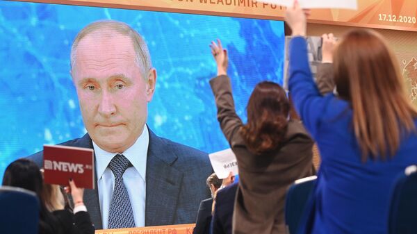 Президент России Владимир Путин в режиме видеоконференции участвует в ежегодной пресс-конференции
