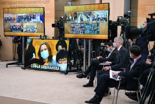 Мониторы с изображением участников большой пресс-конференции президента РФ Владимира Путина в режиме видеоконференции