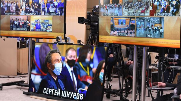 Мониторы с изображением участников большой пресс-конференции президента РФ Владимира Путина в режиме видеоконференци