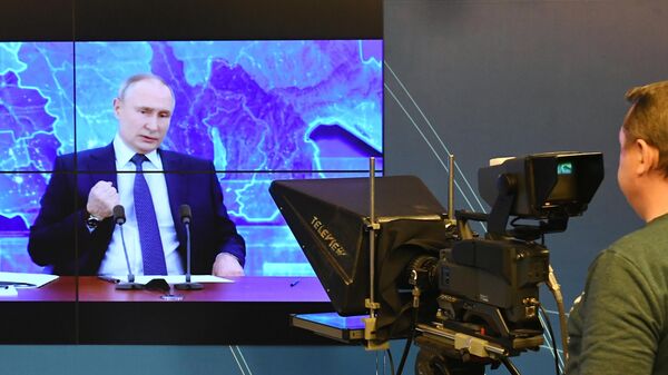 Телеоператор в студии новостей телекомпании 7 канал во время трансляции ежегодной большой пресс-конференции президента РФ Владимира Путина