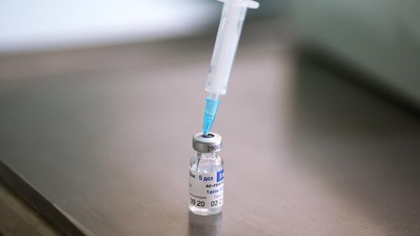 Ампула с вакциной от коронавируса Гам-Ковид-Вак 