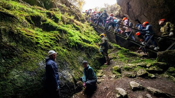 Выход туристов из Бородинской пещеры