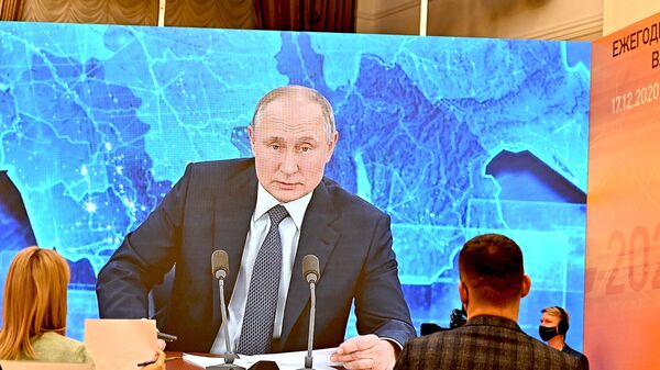Трансляция ежегодной большой пресс-конференции президента РФ Владимира Путина на площадке для журналистов в Екатеринбурге