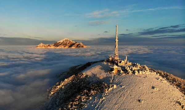 Вершина горы Машук с самой высокой в Европе телевышкой и гора Бештау в условиях низкой облачности в окрестностях Пятигорска