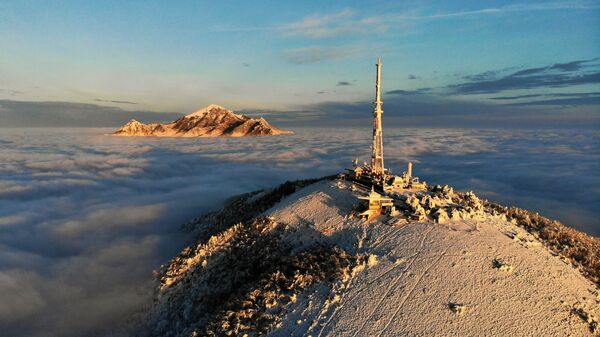 Вершина горы Машук с самой высокой в Европе телевышкой и гора Бештау в условиях низкой облачности в окрестностях Пятигорска