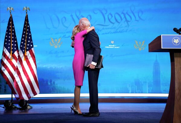 Избранный президент США Джо Байден с супругой после выступления в Уилмингтоне, США 