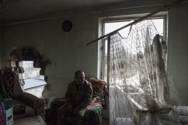 Мужчина у себя дома в городе Мартакерт в Нагорном Карабахе