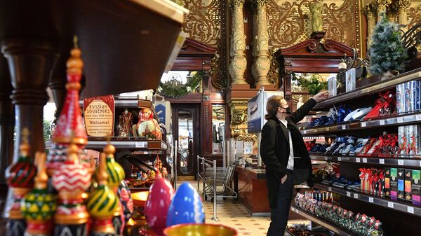 Покупатель в торговом зале Елисеевского магазина на Тверской улице в Москве