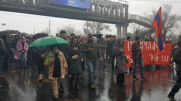 Требующие отставки Пашиняна митингуют с флагами под проливным дождем