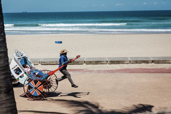 Туристы во время прогулки на рикше по Северному пляжу после введения ограничений в связи с распространением коронавируса в Дурбане