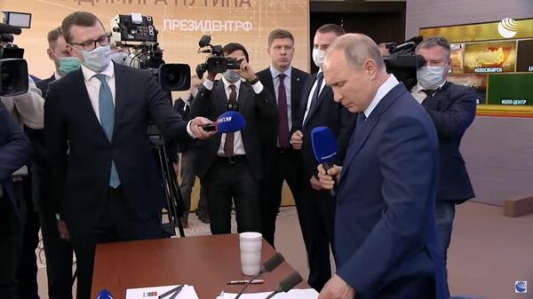 Путин рассказал, что значат его пометки во время пресс-конференции