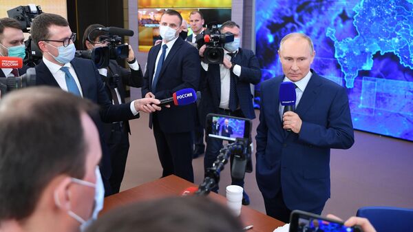 Президент РФ Владимир Путин во время общения с журналистами после большой ежегодной пресс-конференции