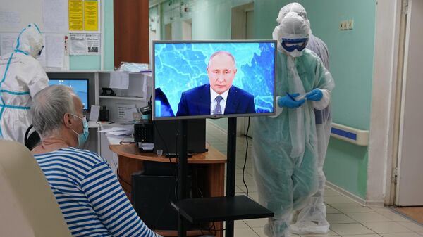 Пациент Областного клинического лечебно-реабилитационного центра в Твери смотрит трансляцию ежегодной большой пресс-конференции президента РФ Владимира Путина