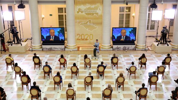 Журналисты в зале Президентской библиотеки имени Б. Н. Ельцина в Санкт-Петербурге во время ежегодной большой пресс-конференции президента РФ Владимира Путина