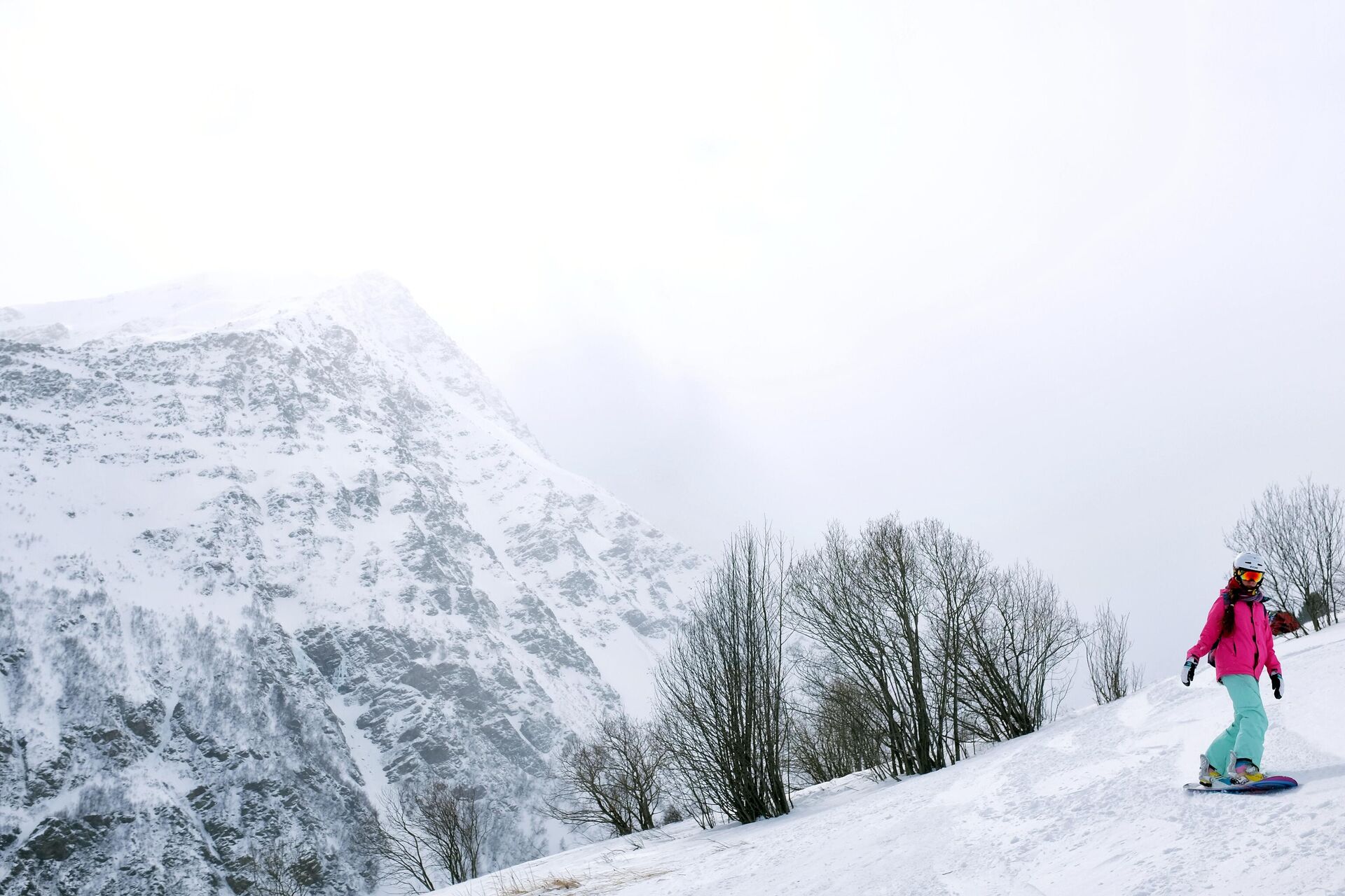 Сноубордист скатывается с горы Чегет в Кабардино-Балкарии - РИА Новости, 1920, 02.12.2021