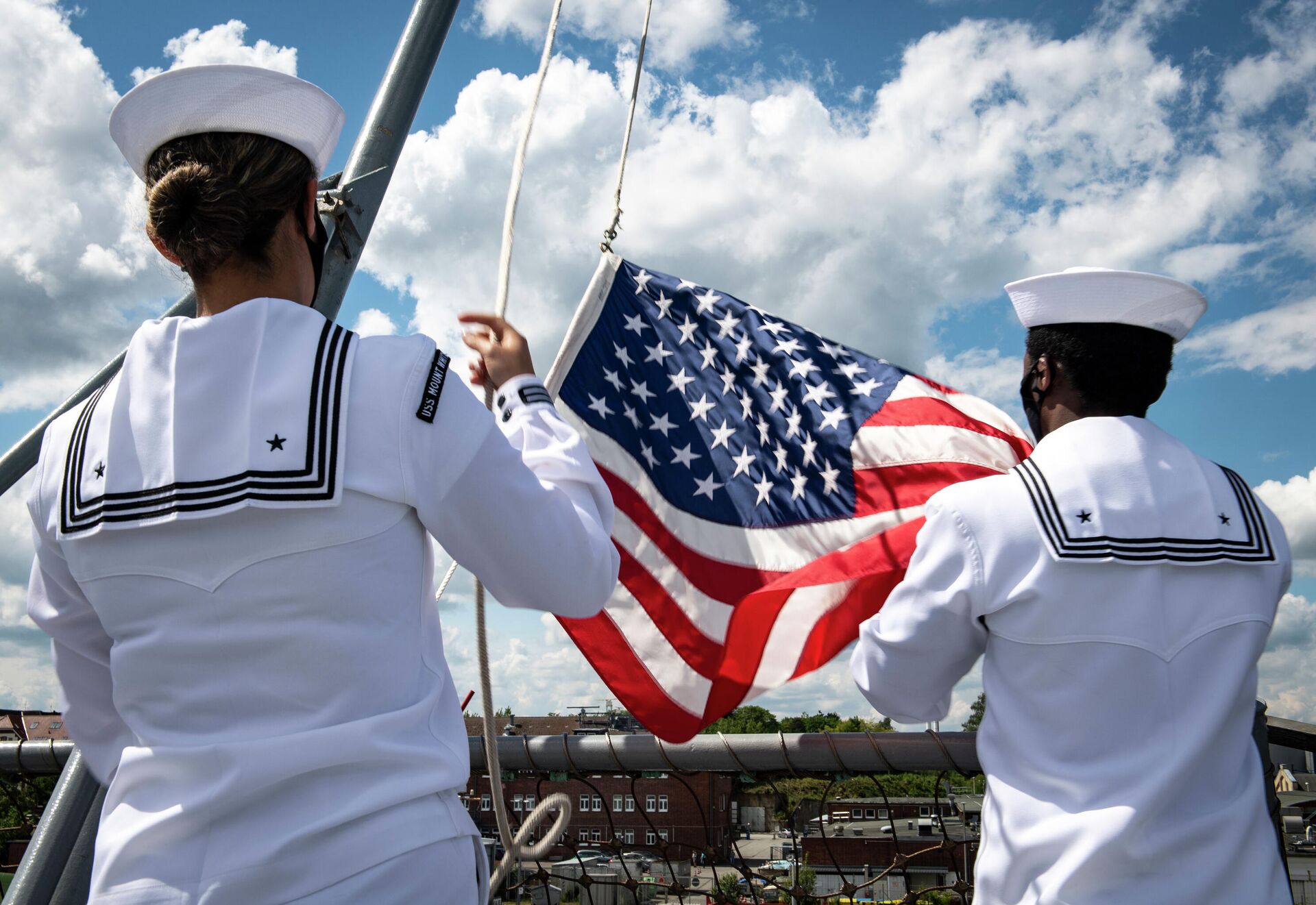 Подъем флага на корабле Маунт Уитни ВМС США - РИА Новости, 1920, 06.06.2024