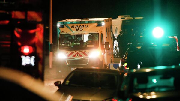 Автомобиль скорой помощи в городе Домон, расположенном около 20 км севернее Парижа, где вооруженный мужчина напал на свою жену