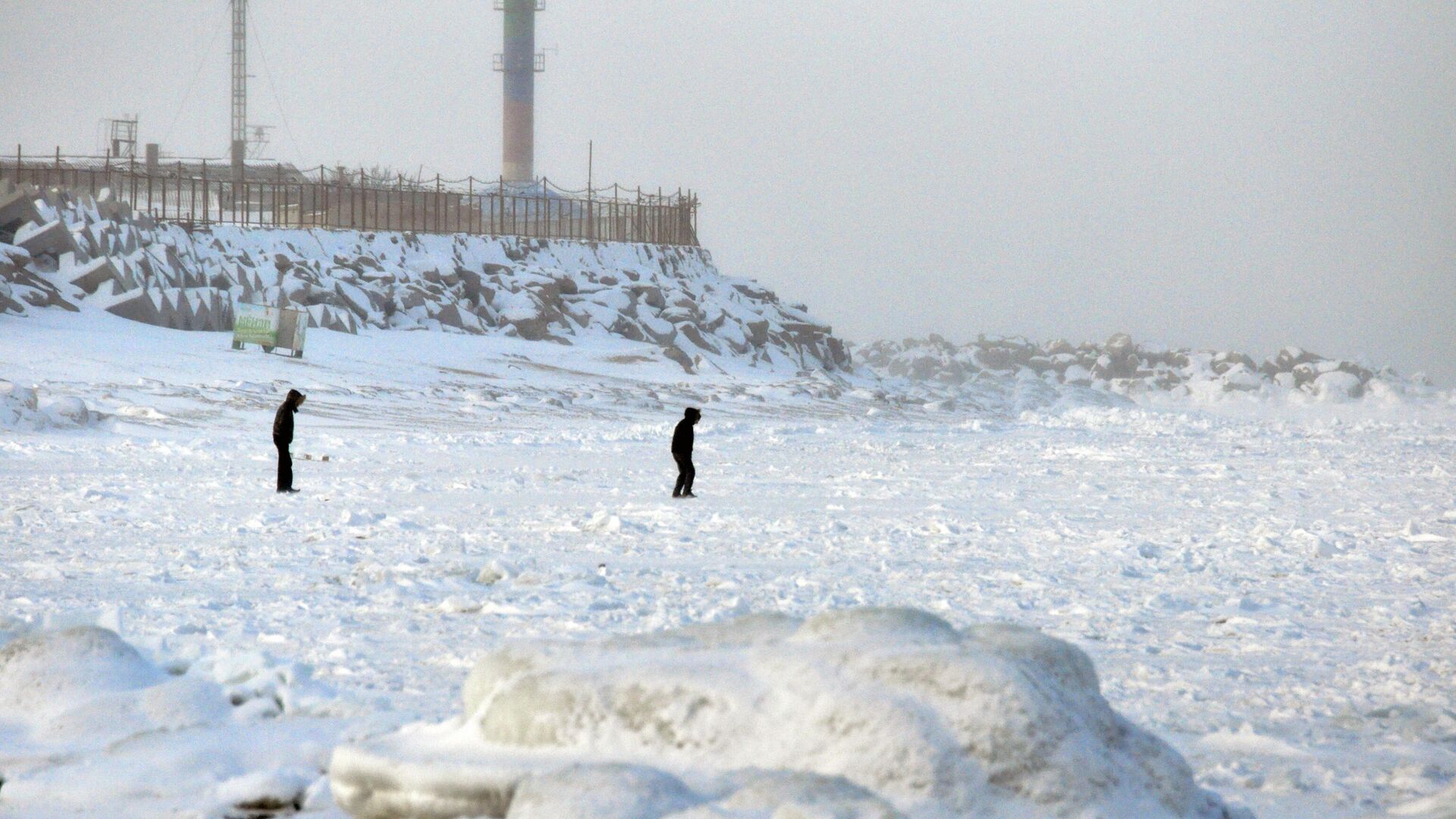 Вид на замерзшее Каспийское море с городского пляжа Махачкалы - РИА Новости, 1920, 16.01.2021