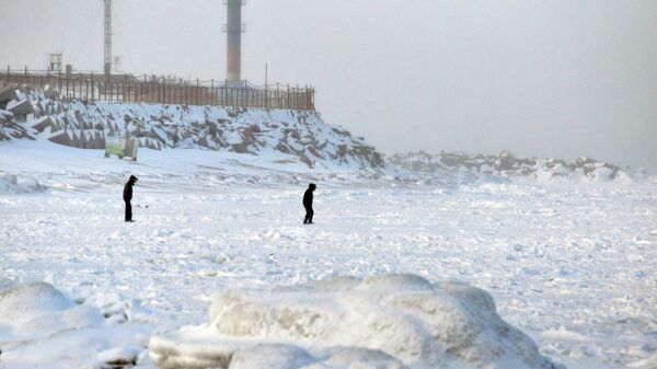 Вид на замерзшее Каспийское море с городского пляжа Махачкалы