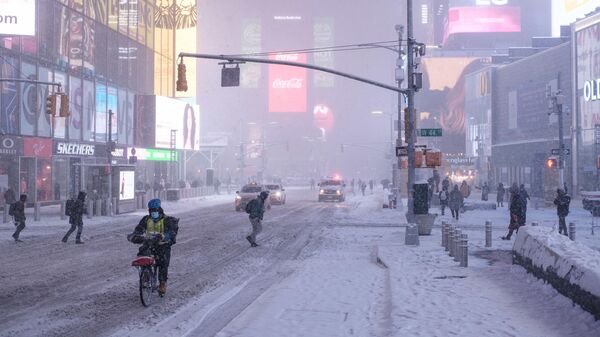 Снегопад на Тайм-сквер в Нью-Йорке