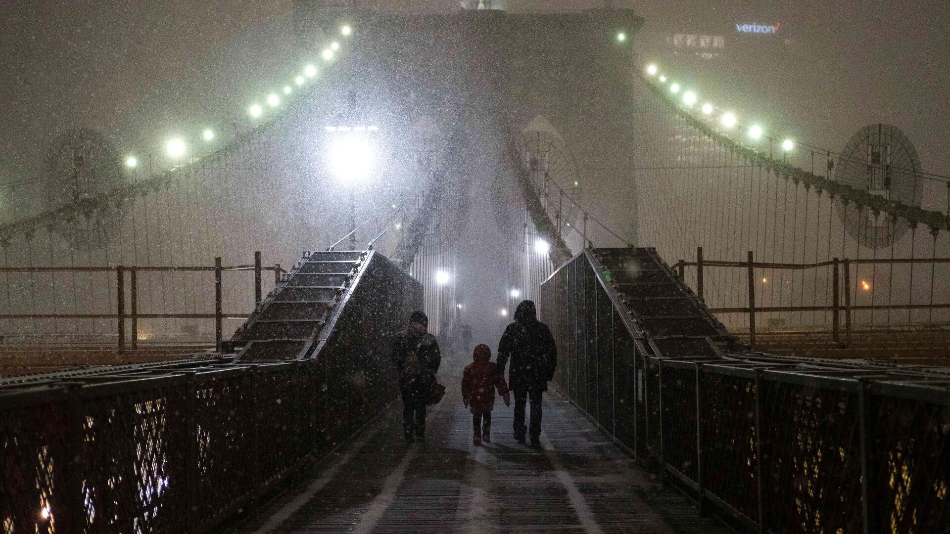 Семья идет по Бруклинскому мосту во время снегопада в Нью-Йорке - РИА Новости, 1920, 27.12.2022