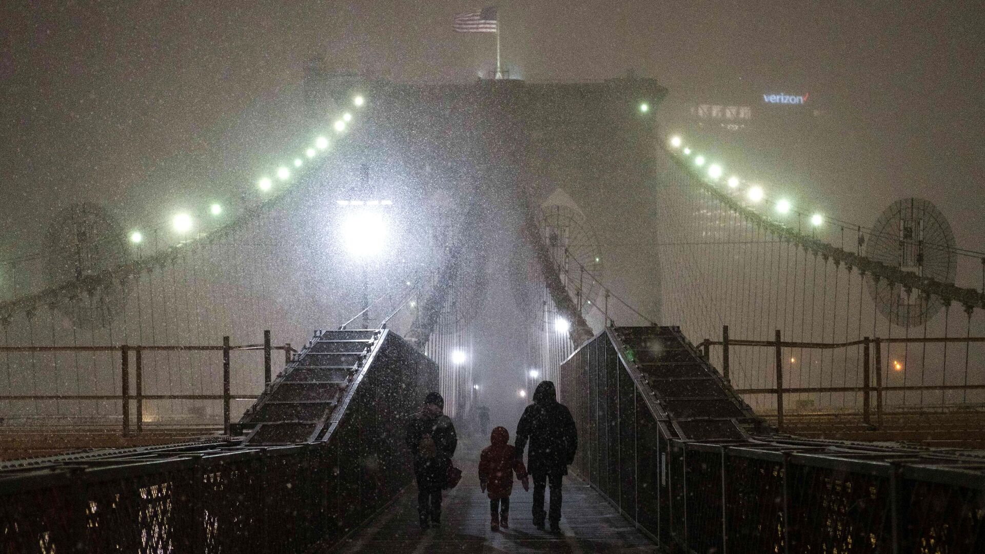 Семья идет по Бруклинскому мосту во время снегопада в Нью-Йорке - РИА Новости, 1920, 07.02.2021